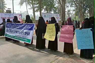 নির্বিঘ্নে হিজাব-নেকাব পরিধানের অধিকার চায় রাবির একদল ছাত্রী