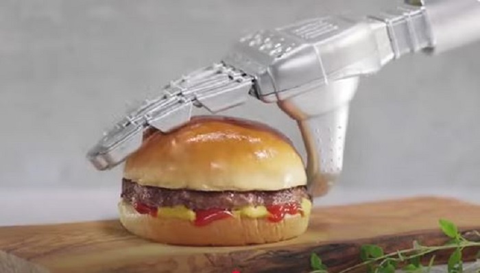২৭ সেকেন্ডে বার্গার বানাচ্ছে রোবট