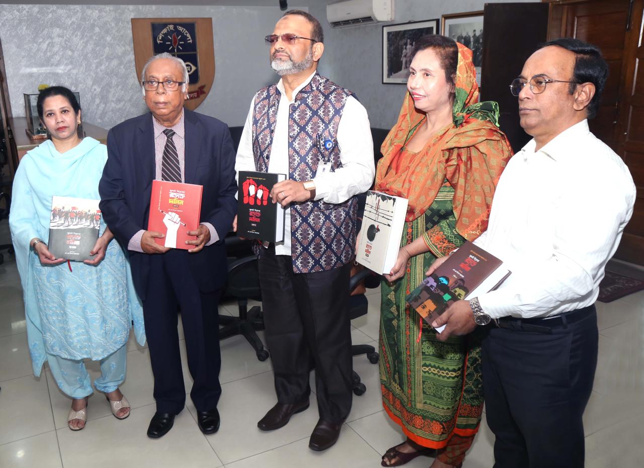 ঢাকা বিশ্ববিদ্যালয়কে ‘জুলাই বিপ্লবের  রক্তাক্ত দলিল’ শীর্ষক গ্রন্থ উপহার