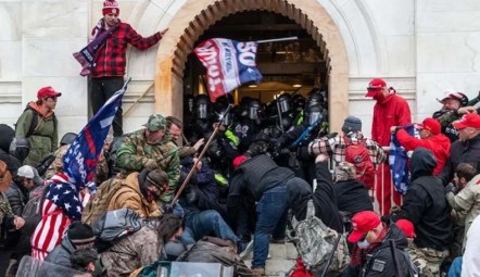 ক্যাপিটল হিলের দাঙ্গায় জড়িত ১৫০০ জনকে ক্ষমা করে দিলেন ট্রাম্প