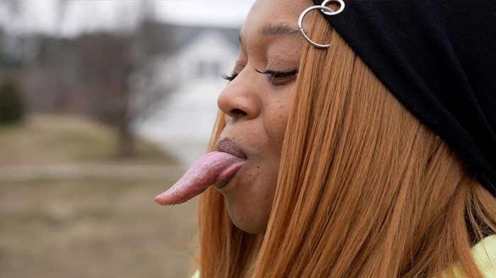 বিশ্বের দীর্ঘতম জিহ্বার অধিকারী চ্যানেল ট্যাপার