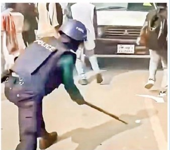 ‘কড়া একশনে’ গিয়ে প্রশংসায় ভাসছেন কনস্টেবল রিয়াদ