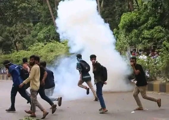 পুলিশের লাঠিচার্জ-টিয়ারগ্যাস, শিক্ষকসহ আহত অর্ধশতাধিক শিক্ষার্থী