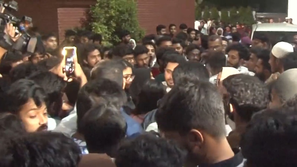 ‘ভক্তদের’ তোপের মুখে নাহিদ, মারামারি-হট্টগোল