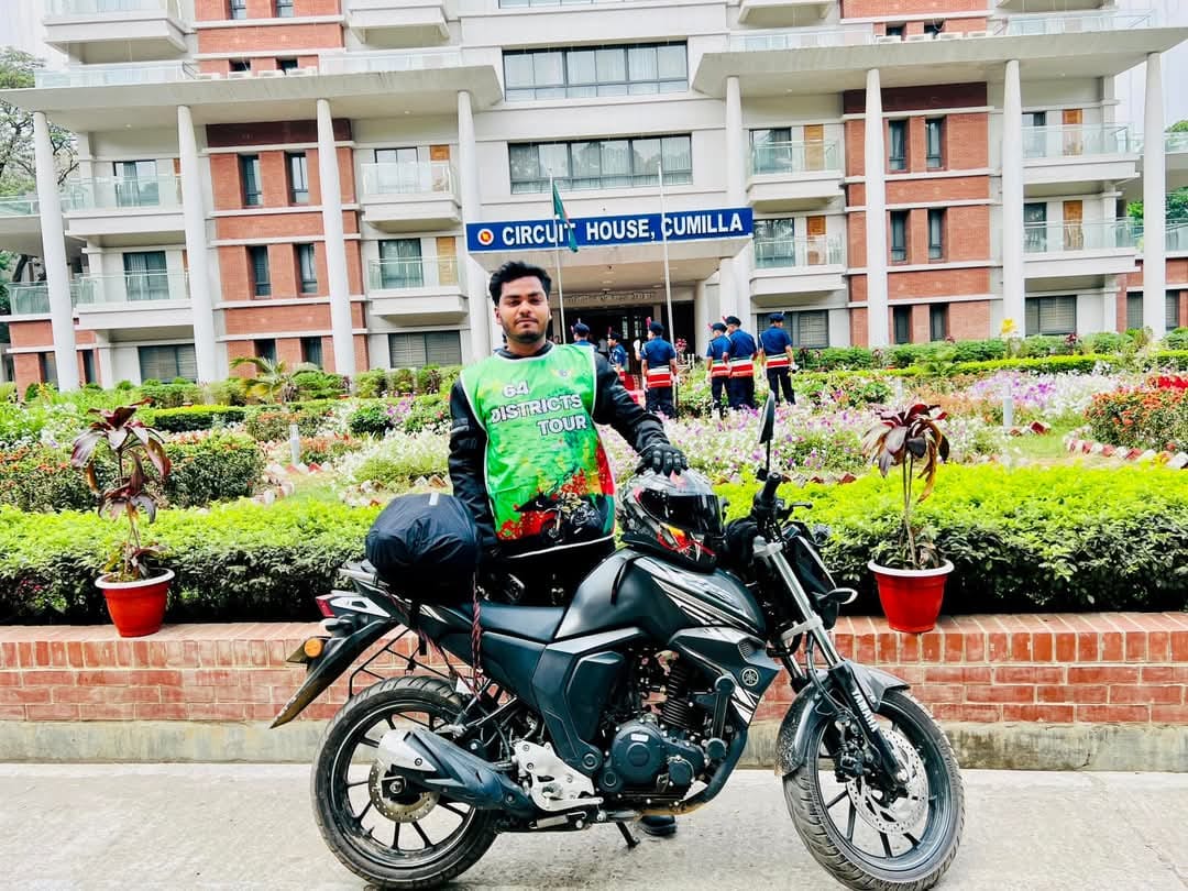 বাইকে ৬৪ জেলা ভ্রমণে নেমেছেন কুবির রাফি