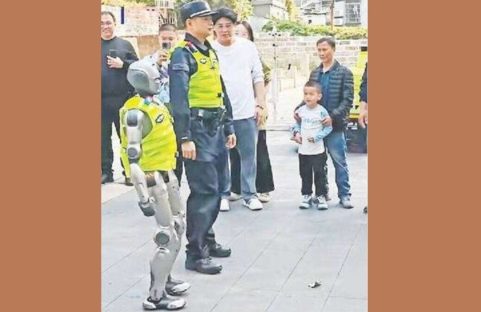 নিরাপত্তা নিশ্চিতে চীনের সড়কে টহল দিচ্ছে রোবট