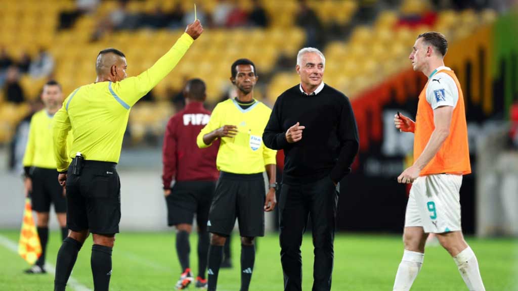 হ্যাটট্রিকের পর গ্যালারিতে গিয়ে অটোগ্রাফ, কার্ড নিয়ে হাজির রেফারি