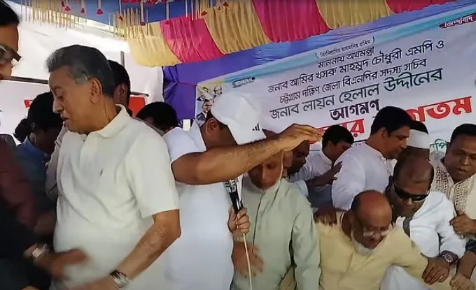 নেতাদের ভার নিতে পারল না মঞ্চ, হুড়মুড়িয়ে পড়লেন ﻿অর্থমন্ত্রী