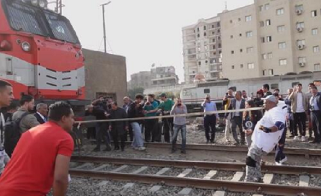 দাঁত দিয়ে টেনে নিলেন ট্রেন