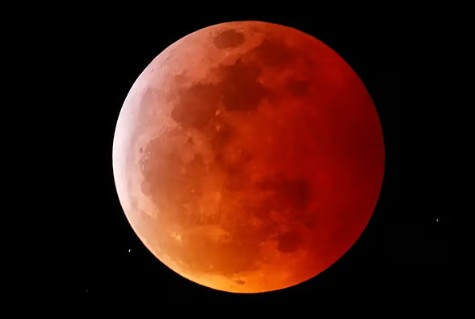 রাতের আকাশে রক্তিম চাঁদের শোভা