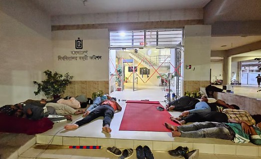 ইউজিসির সামনে ডিজিটাল ইউনিভার্সিটির শিক্ষার্থীরা