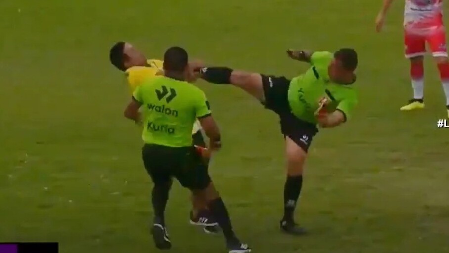 ﻿রেফারিকে মারতে গেলেন কোচ, ফিরলেন লাথি খেয়ে