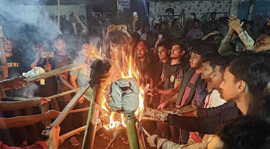 মন্ত্রণালয়ের বৈঠক ফলপ্রসু হয়নি, মশাল মিছিল পলিটেকনিক শিক্ষার্থীদের