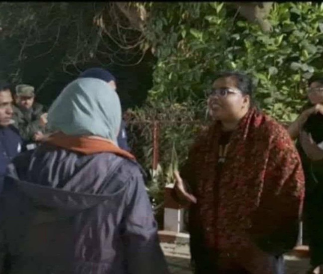 চবিতে শিক্ষকের গায়ে হাত তুললেন ছাত্রী