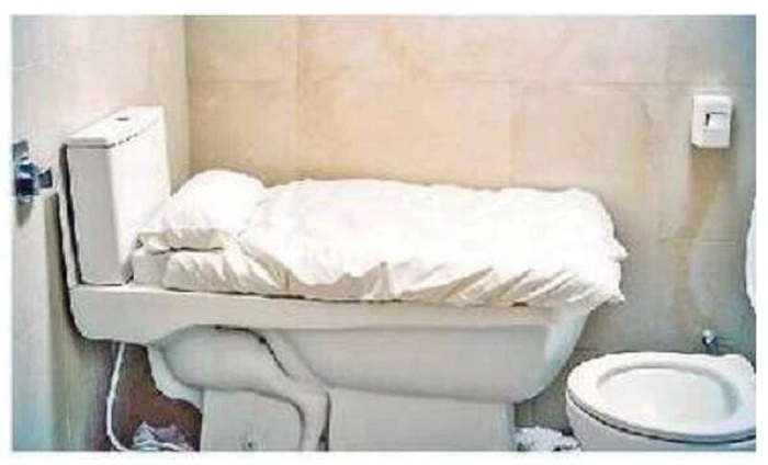 খরচ বাঁচাতে অফিসের শৌচাগারে বসবাস